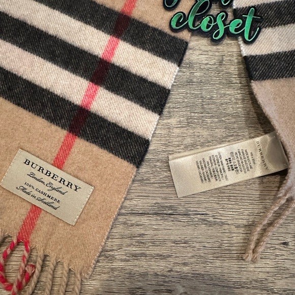 Authentic Burberry scarf reversible - Picture 6 of 7